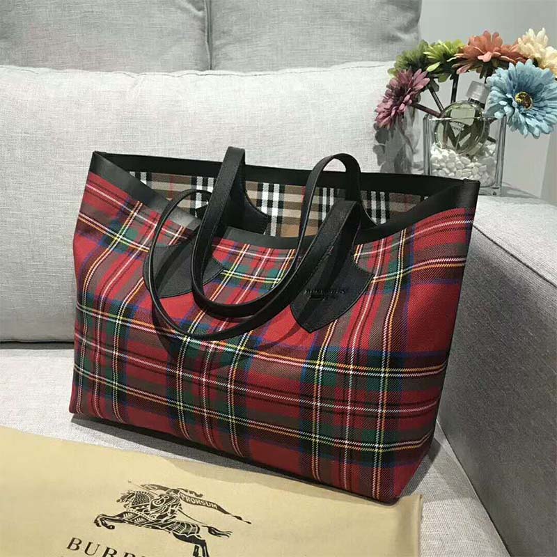 Totes bags Burberry - The Medium Giant reversible tote - 4065923