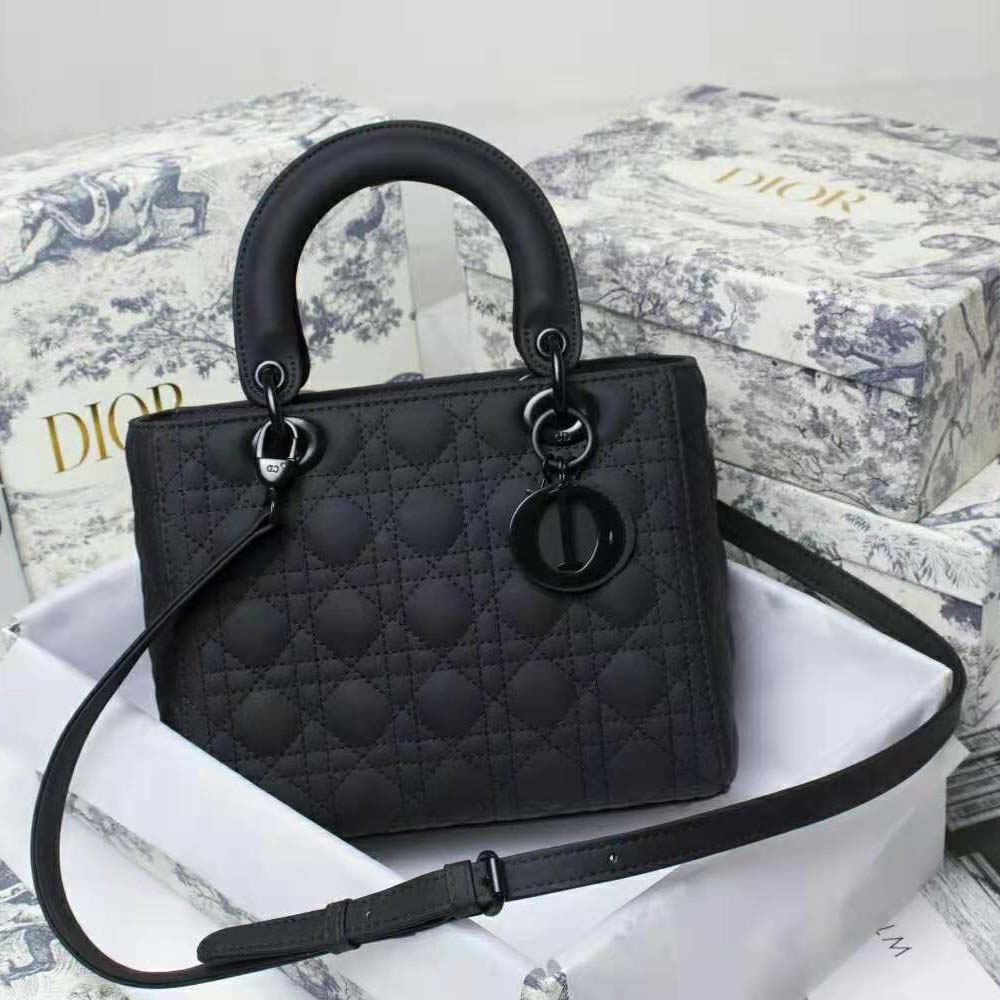 45 kuvaa aiheesta Dior Medium Lady Dior Ultra-Matte So Black laukku