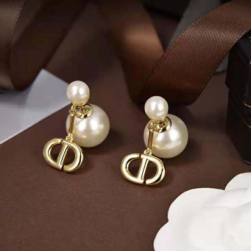 30 Montaigne Earrings Gold-Finish Metal and White Resin Pearls