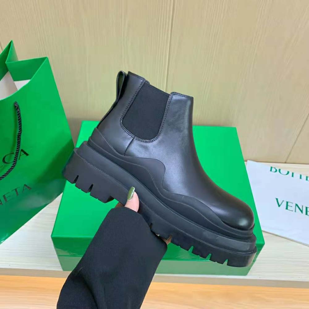 Bottega Veneta Tire Chelsea ankle boots for Men - Black in UAE