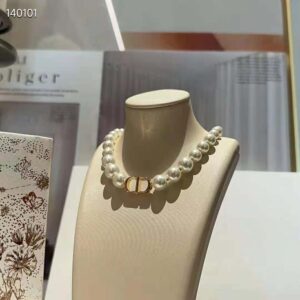 30 Montaigne Choker Gold-Finish Metal and White Resin Pearls