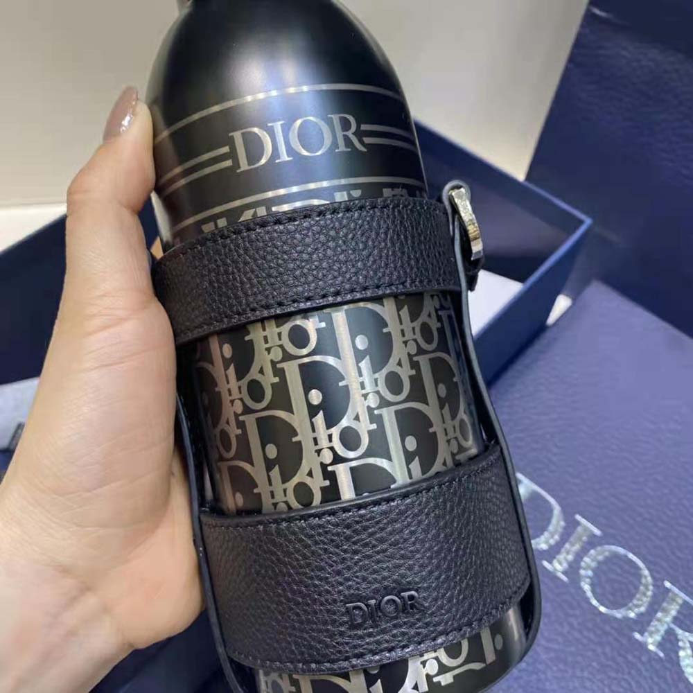 https://brands-hub.ru/wp-content/uploads/2023/09/Dior-Unisex-Aqua-Bottle-with-Shoulder-Strap-Black-Grained-Calfskin-and-Dior-Oblique-Stainless-Steel-3.jpg