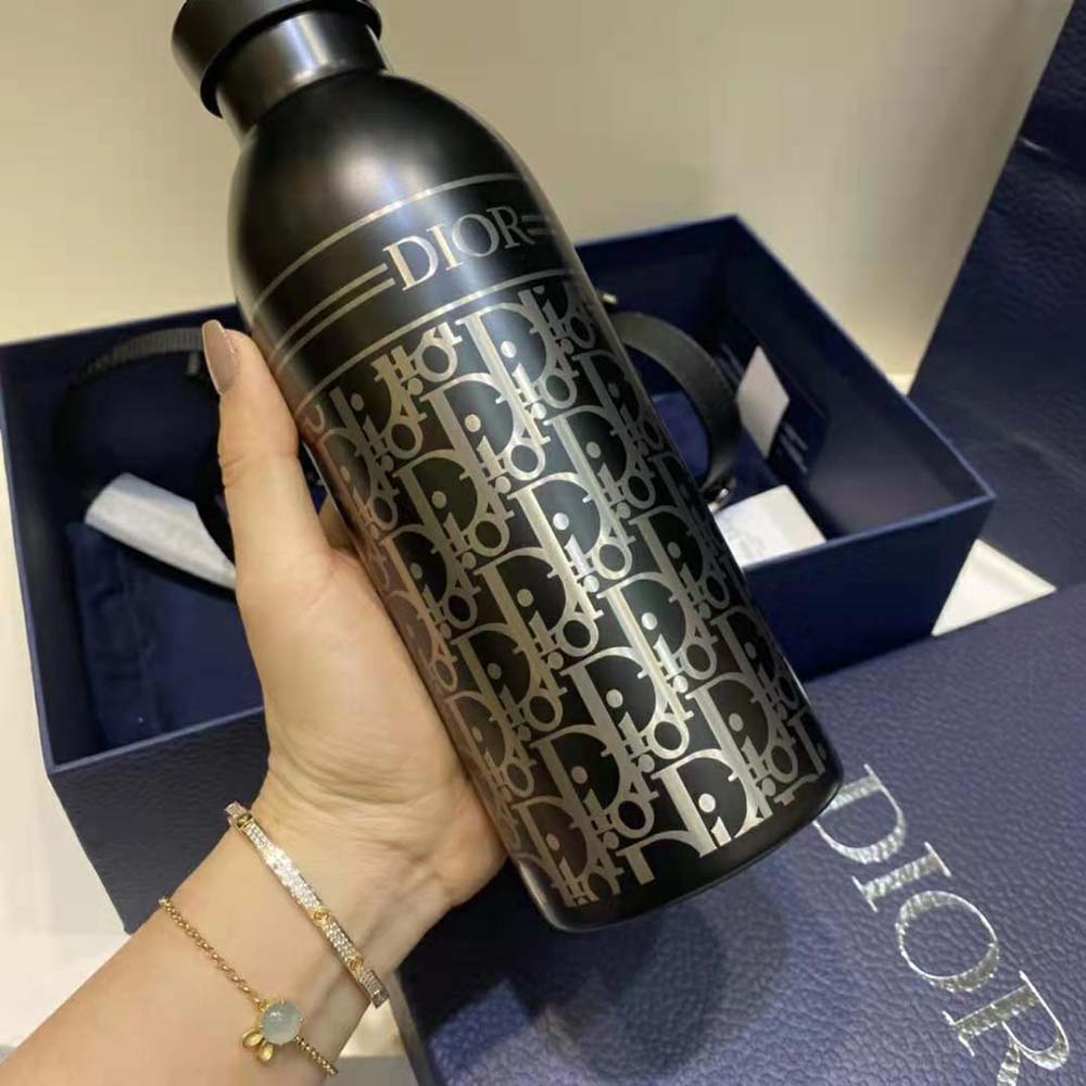 https://brands-hub.ru/wp-content/uploads/2023/09/Dior-Unisex-Aqua-Bottle-with-Shoulder-Strap-Black-Grained-Calfskin-and-Dior-Oblique-Stainless-Steel-7.jpg