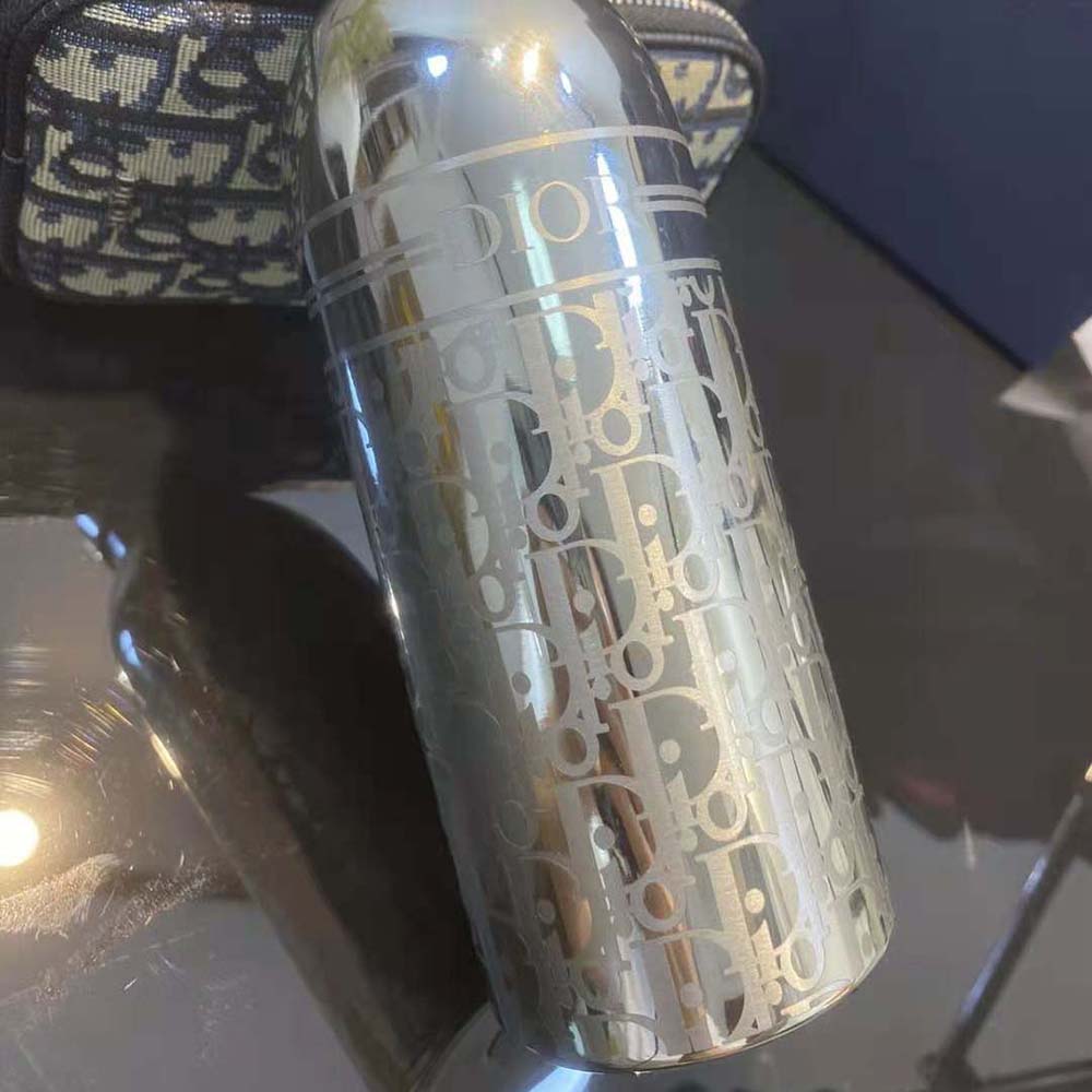 https://brands-hub.ru/wp-content/uploads/2023/09/Dior-Unisex-Aqua-Bottle-with-Shoulder-Strap-Off-White-Grained-Calfskin-and-Dior-Oblique-Stainless-Steel-2.jpg