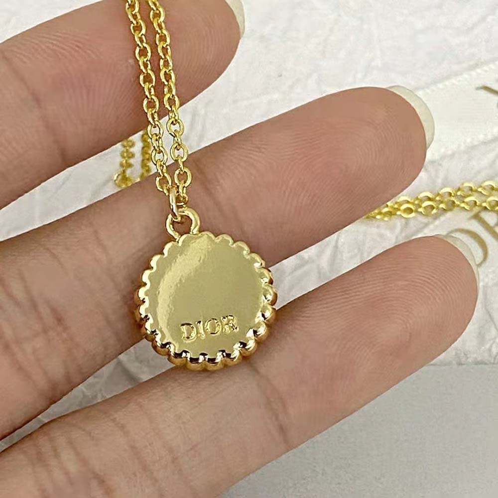 PETIT CD NECKLACE Gold-Finish Metal with a White Resin Pearl - Saudiibrands