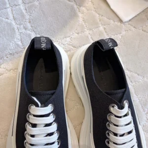 Alexander Mcqueen Unisex Tread Slick Lace Up in Black/White