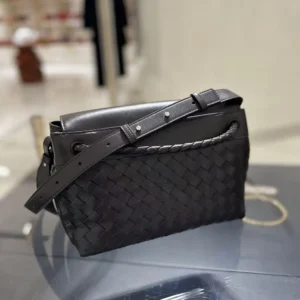 Bottega Veneta Men Small Andiamo Messenger-Chocolate 815781V2HLD2364