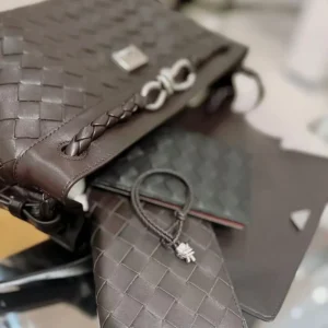 Bottega Veneta Men Small Andiamo Messenger-Chocolate 815781V2HLD2364