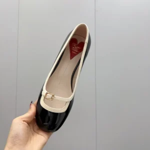Roger Vivier Women Viv’ Podium Ballerinas in Patent Leather-Black