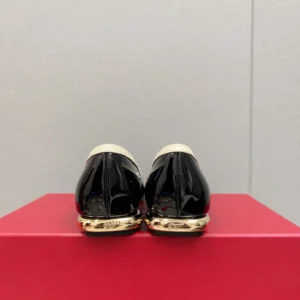 Roger Vivier Women Viv’ Podium Ballerinas in Patent Leather-Black
