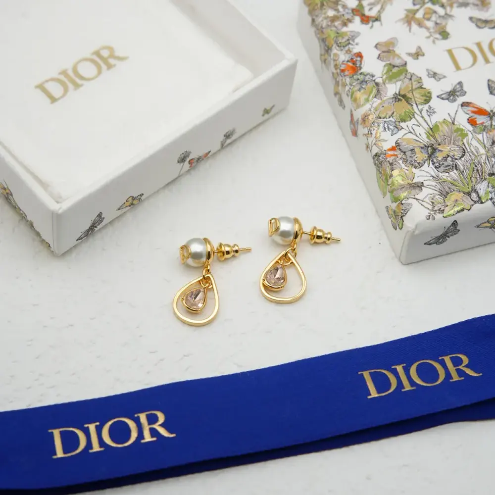 Dior Women D-Drop Earrings Gold-Finish Metal with White Resin Pearls and Champagne Crystals 3 Dior Women D-Drop Earrings Gold-Finish Metal with White Resin Pearls and Champagne Crystals