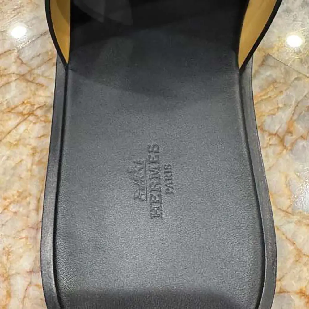 Hermes Unisex Izmir Sandal-Black H041141ZH01390 7 https://brands-hub.ru/product/hermes-unisex-izmir-sandal-brown-h041141zh03390/