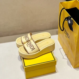 Fendi Women Fendi Sunshine Beige Raffia Flatform Slides 8R8515AU