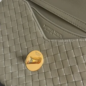 Bottega Veneta Women Knot Lock in Intrecciato Piccolo Leather-Dark Green