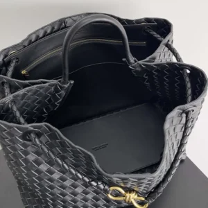 Bottega Veneta Women Large Andiamo in Lambskin Leather-Black/Gold