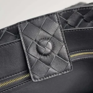 Bottega Veneta Women Large Andiamo in Lambskin Leather-Black/Gold