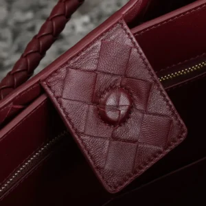 Bottega Veneta Women Large Andiamo in Lambskin Leather-Maroon