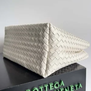 Bottega Veneta Women Large Andiamo in Lambskin Leather-White