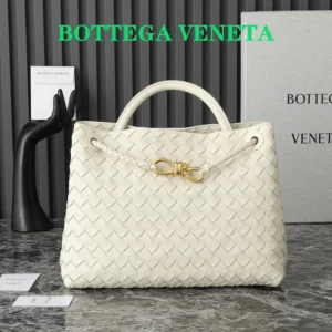 Bottega Veneta Women Medium Andiamo in Lambskin Leather-White