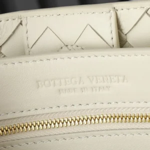 Bottega Veneta Women Medium Andiamo in Lambskin Leather-White