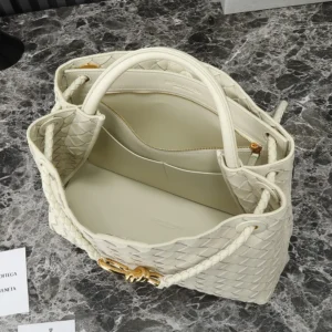 Bottega Veneta Women Medium Andiamo in Lambskin Leather-White