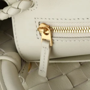 Bottega Veneta Women Medium Andiamo in Lambskin Leather-White