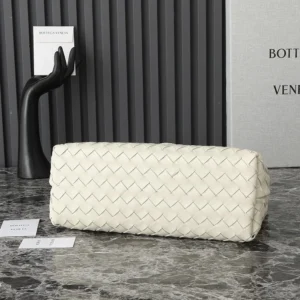 Bottega Veneta Women Medium Andiamo in Lambskin Leather-White