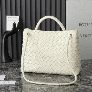 Bottega Veneta Women Medium Andiamo in Lambskin Leather-White