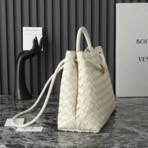 Bottega Veneta Women Medium Andiamo in Lambskin Leather-White