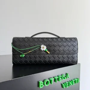 Bottega Veneta Women Andiamo Clutch in Calf Leather 836810V