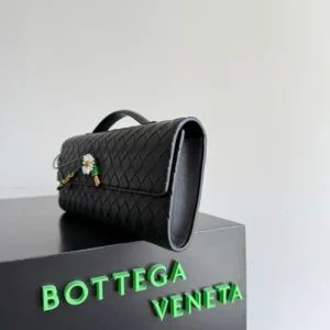 Bottega Veneta Women Andiamo Clutch in Calf Leather 836810V