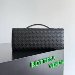 Bottega Veneta Women Andiamo Clutch in Calf Leather 836810V