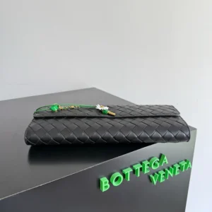 Bottega Veneta Women Andiamo Clutch in Calf Leather 836810V
