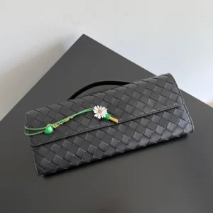 Bottega Veneta Women Andiamo Clutch in Calf Leather 836810V