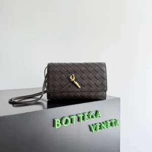 Bottega Veneta Women Andiamo Pouch-Bordeaux 836940V
