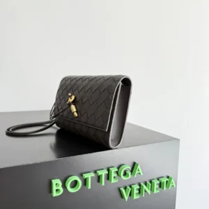 Bottega Veneta Women Andiamo Pouch-Bordeaux 836940V