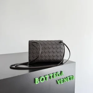 Bottega Veneta Women Andiamo Pouch-Bordeaux 836940V