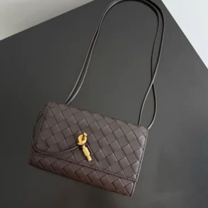 Bottega Veneta Women Andiamo Pouch-Bordeaux 836940V
