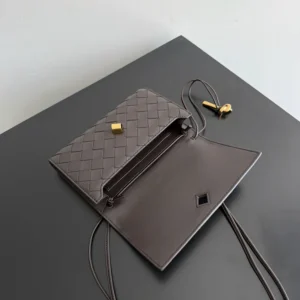Bottega Veneta Women Andiamo Pouch-Bordeaux 836940V