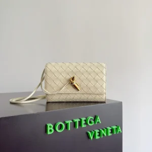 Bottega Veneta Women Andiamo Pouch-White 836940V