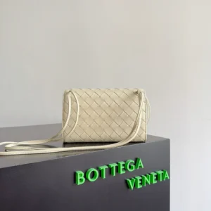 Bottega Veneta Women Andiamo Pouch-White 836940V