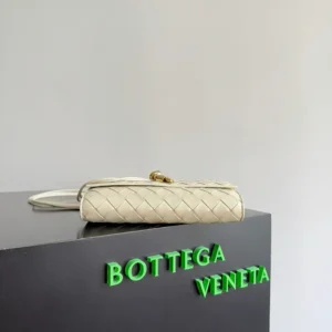 Bottega Veneta Women Andiamo Pouch-White 836940V