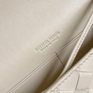 Bottega Veneta Women Andiamo Pouch-White 836940V