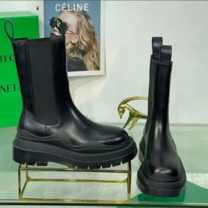 Bottega Veneta Unisex Tire Chelsea Boot in Calfskin Leather-Black