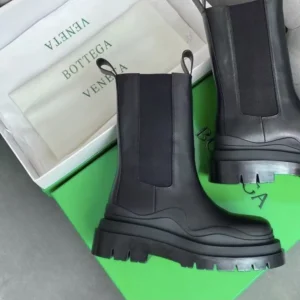 Bottega Veneta Unisex Tire Chelsea Boot in Calfskin Leather-Black