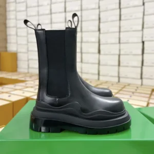 Bottega Veneta Unisex Tire Chelsea Boot in Calfskin Leather-Black