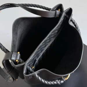 Bottega Veneta Women Andiamo Bucket in Silky Calf Leather-Black 844169V