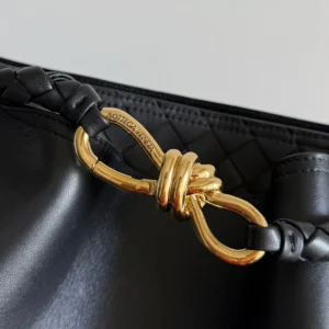 Bottega Veneta Women Andiamo Bucket in Silky Calf Leather-Black 844169V