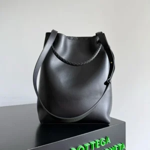 Bottega Veneta Women Andiamo Bucket in Silky Calf Leather-Black 844169V