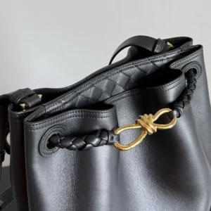 Bottega Veneta Women Andiamo Bucket in Silky Calf Leather-Black 844169V